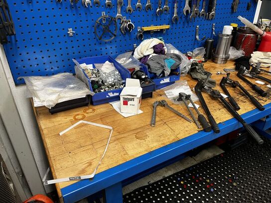 Filebænk med tavle og værktøj