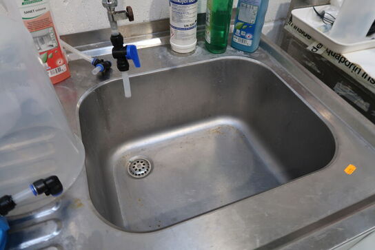 Rustfri stålbord med vask, armatur m.m.
