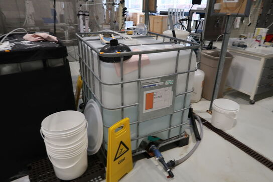 2 stk. palletanke med indhold med pumpe