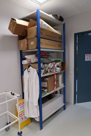 Reol med div. Filtre m.m.