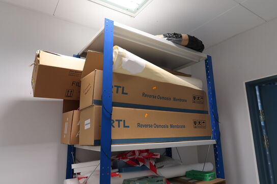 Reol med div. Filtre m.m.