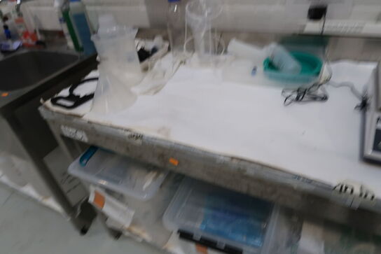 Rustfri stålbord uden indhold