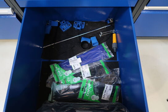 Arbejdsbord med skruestik, værktøjstavle med div. Værktøj m.m.