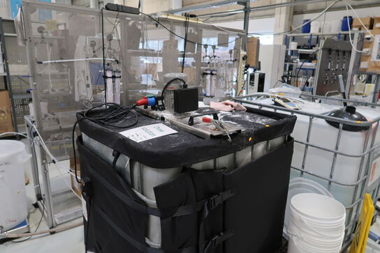 2 stk. palletanke med indhold med pumpe