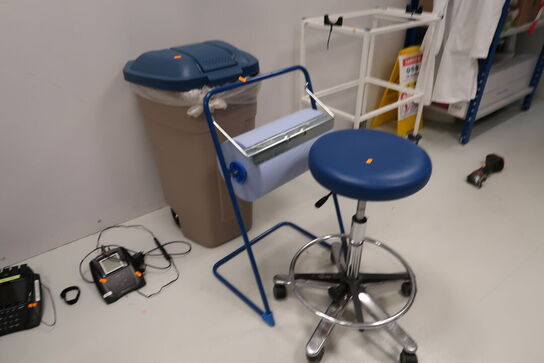 Skraldespand, afrullerstativ, kontorstol