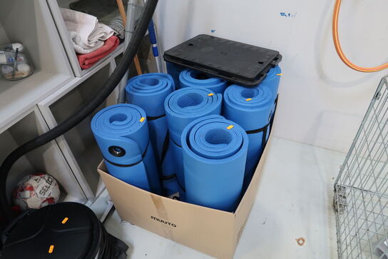 Kasse med div. Træningsmåtter