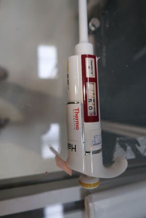 Stativ med 3 stk. pipetter THERMO SCIENTIFIC m.m.