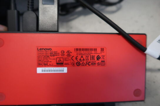 Computerskærm SAMSUNG S24E450, dockingstation LENOVO ThinkPad, tastatur, mus