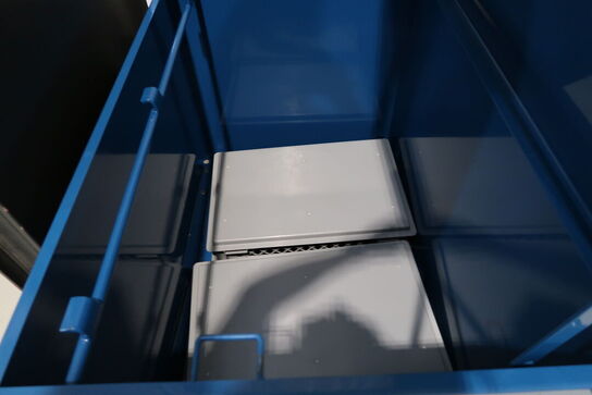 Opbevaringkasse med indhold