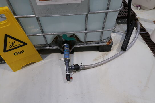 2 stk. palletanke med indhold med pumpe