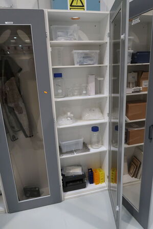 Div. Laboratorieudstyr, varelager m.m.