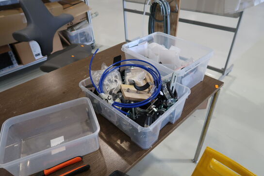 Bord med indhold samt skraldespand og whiteboard