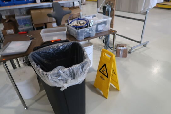 Bord med indhold samt skraldespand og whiteboard