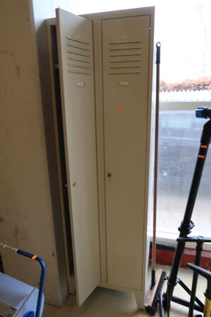 Afrullerstativ samt omklædningsskab