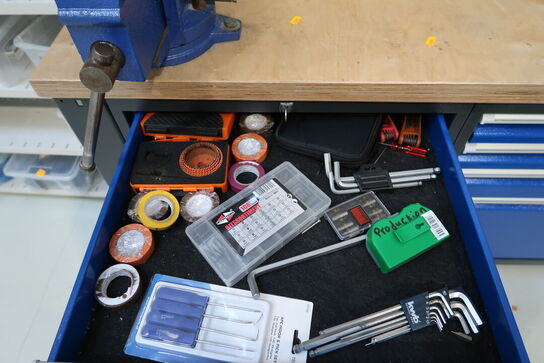 Arbejdsbord med skruestik, værktøjstavle med div. Værktøj m.m.