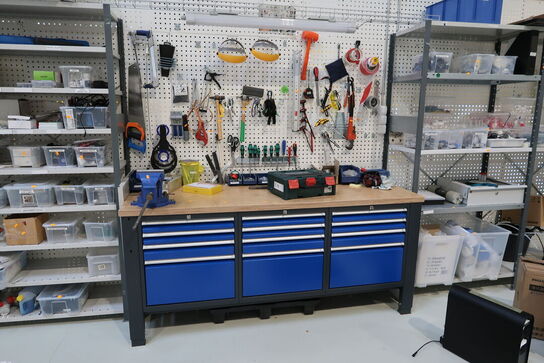 Arbejdsbord med skruestik, værktøjstavle med div. Værktøj m.m.