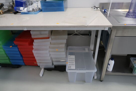 Arbejdsbord med stenbordplade