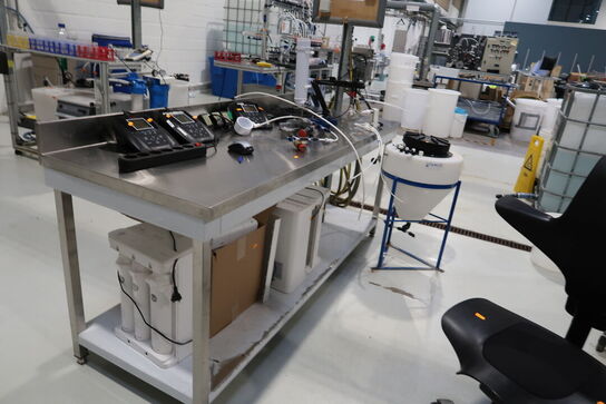 Rustfri stålbord uden indhold