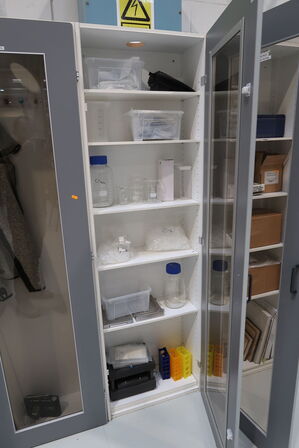 Div. Laboratorieudstyr, varelager m.m.