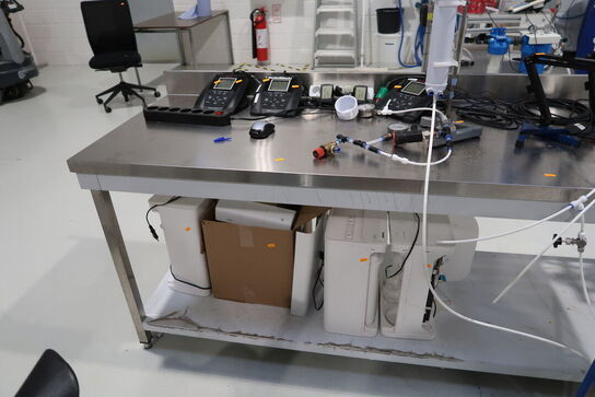 Rustfri stålbord uden indhold