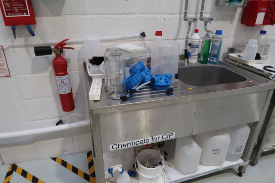 Rustfri stålbord med vask, armatur m.m.
