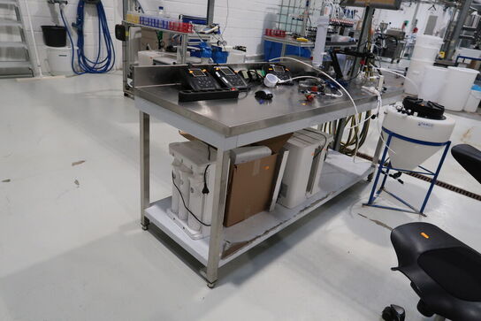 Rustfri stålbord uden indhold