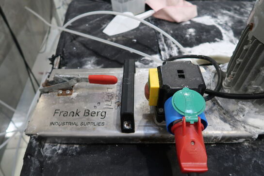 2 stk. palletanke med indhold med pumpe