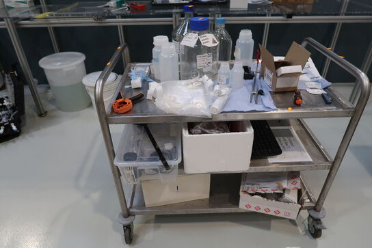 Opbevaringsvogn med indhold