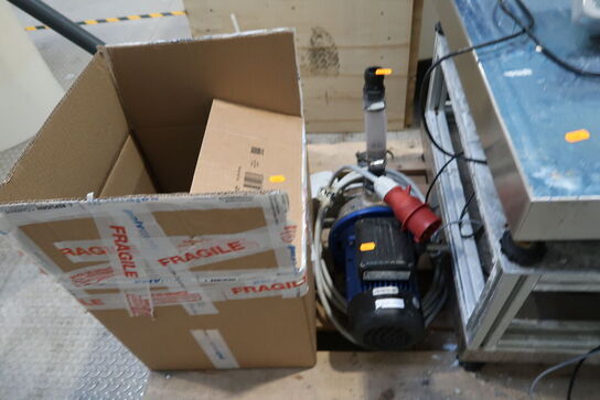 Pumpe, div. Trykmålere m.m.