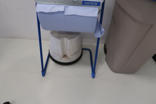 Skraldespand, afrullerstativ samt elefantfod