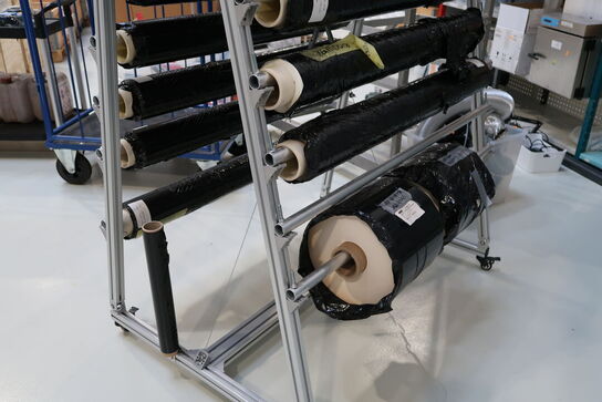 Stativ med div. Ruller med indhold