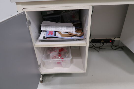 Skrivebord, skuffemodul samt whiteboard