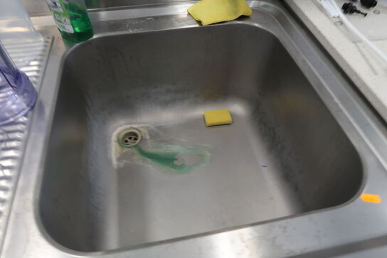 Rustfri stålbord med vask og armatur