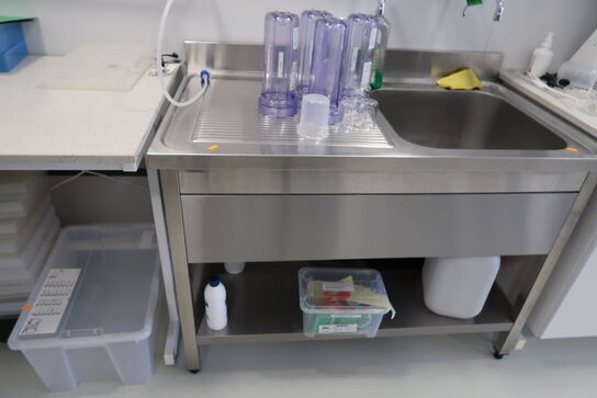 Rustfri stålbord med vask og armatur
