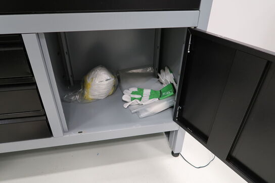 Værktøjsbord med div. Værktøj m.m.