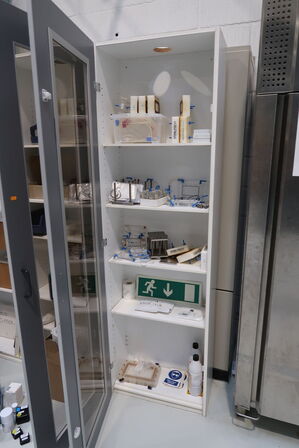 Div. Laboratorieudstyr, varelager m.m.