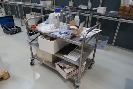 Opbevaringsvogn med indhold