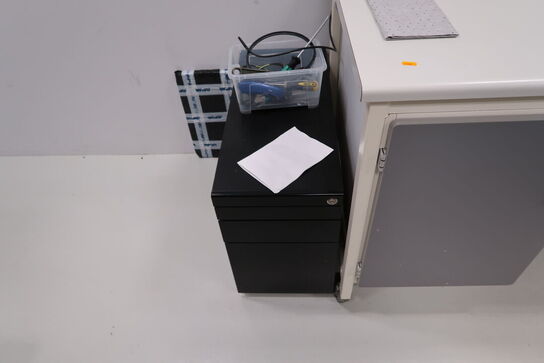 Skrivebord, skuffemodul samt whiteboard