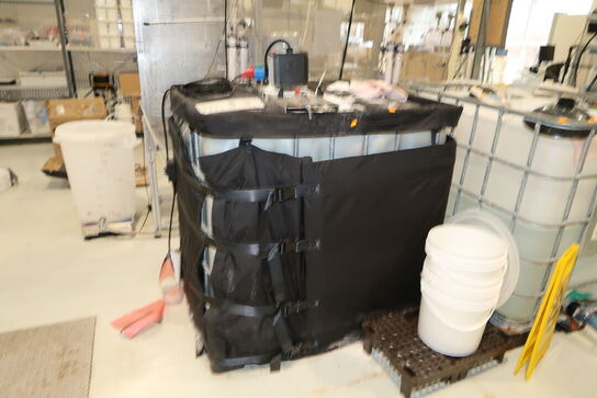 2 stk. palletanke med indhold med pumpe