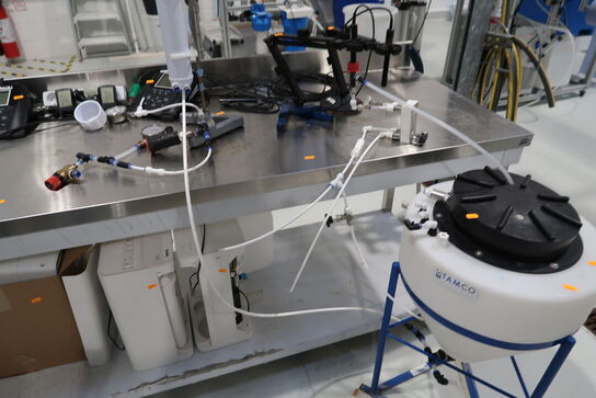 Rustfri stålbord uden indhold