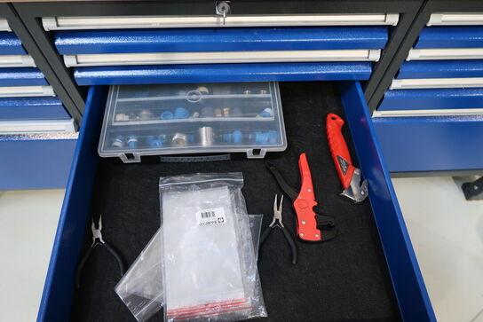 Arbejdsbord med skruestik, værktøjstavle med div. Værktøj m.m.