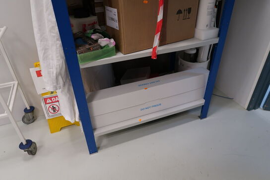 Reol med div. Filtre m.m.