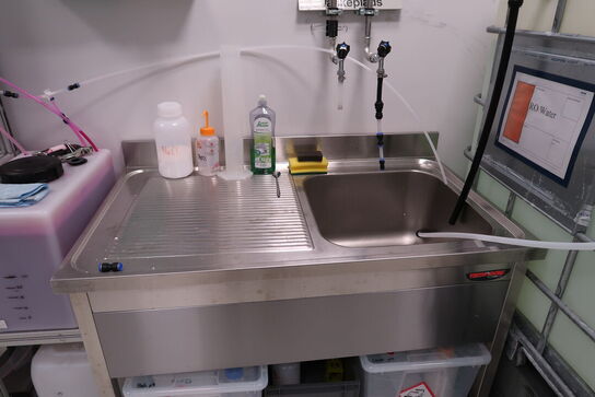 Rustfri stålbord med vask, armatur m.m. TECNODOM