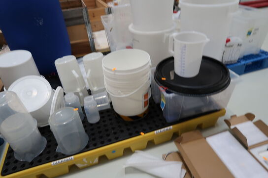 Spildekar med div. Spande