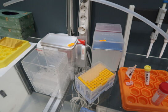 Stativ med 3 stk. pipetter THERMO SCIENTIFIC m.m.