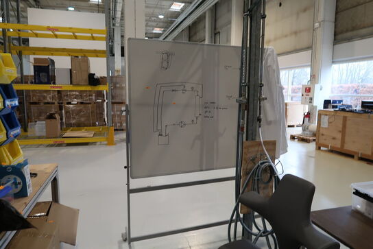 Bord med indhold samt skraldespand og whiteboard