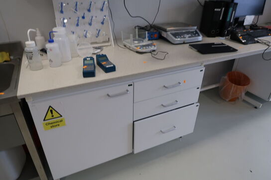 Arbejdsbord med stenbordplade uden indhold