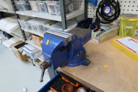 Arbejdsbord med skruestik, værktøjstavle med div. Værktøj m.m.