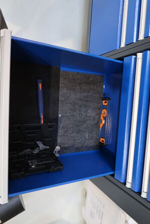 Arbejdsbord med skruestik, værktøjstavle med div. Værktøj m.m.