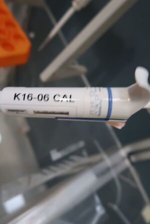 Stativ med 3 stk. pipetter THERMO SCIENTIFIC m.m.